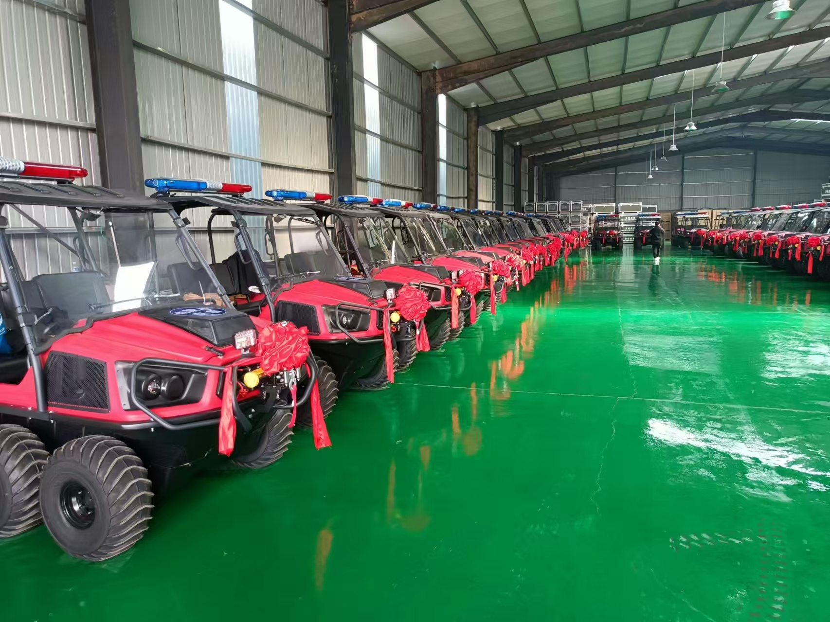 祝賀！河北五星“國債資金應急救援能力提升工程項目”中標的55輛“水陸兩棲車”列隊完畢，準備發貨！